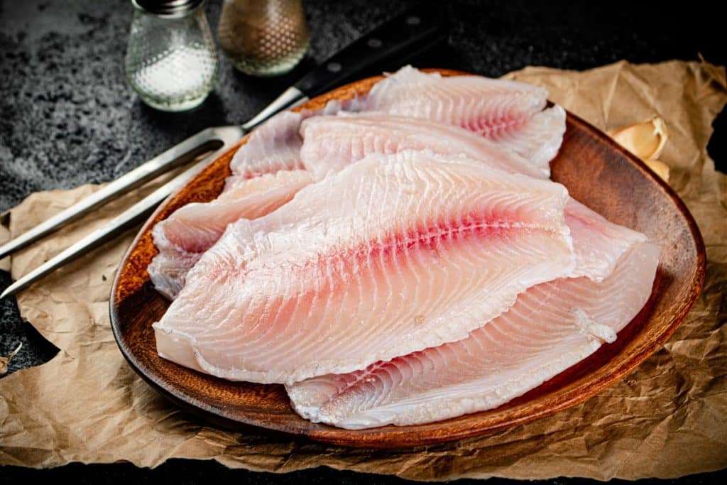 Maîtriser l'art de la cuisson unilatérale pour un filet de poisson doré