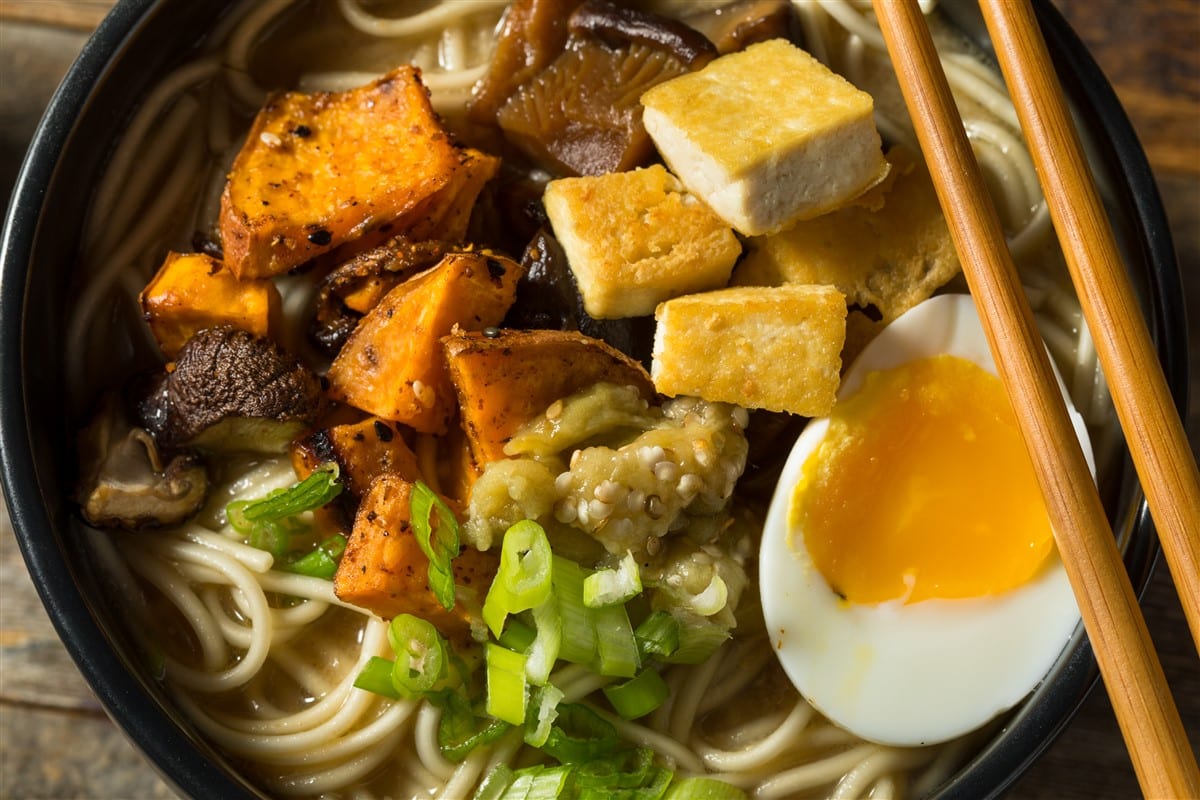 Préparation d’un bol de ramen végétarien riche en umami